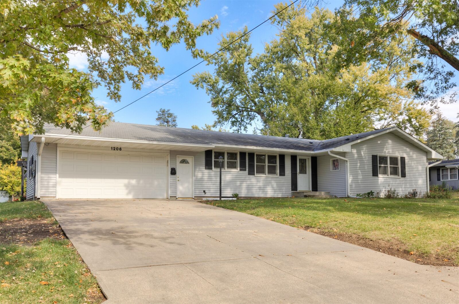 Property Photo: 1206 S 14th Avenue W IA 50208