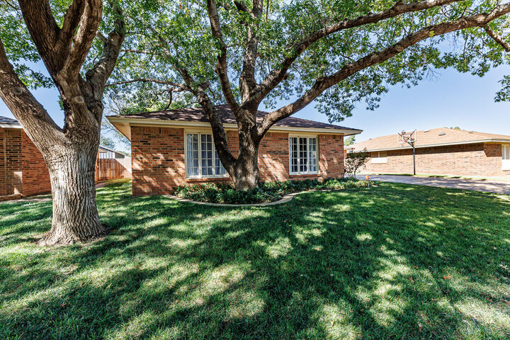 Property Photo: 8004 Quinton Avenue TX 79424