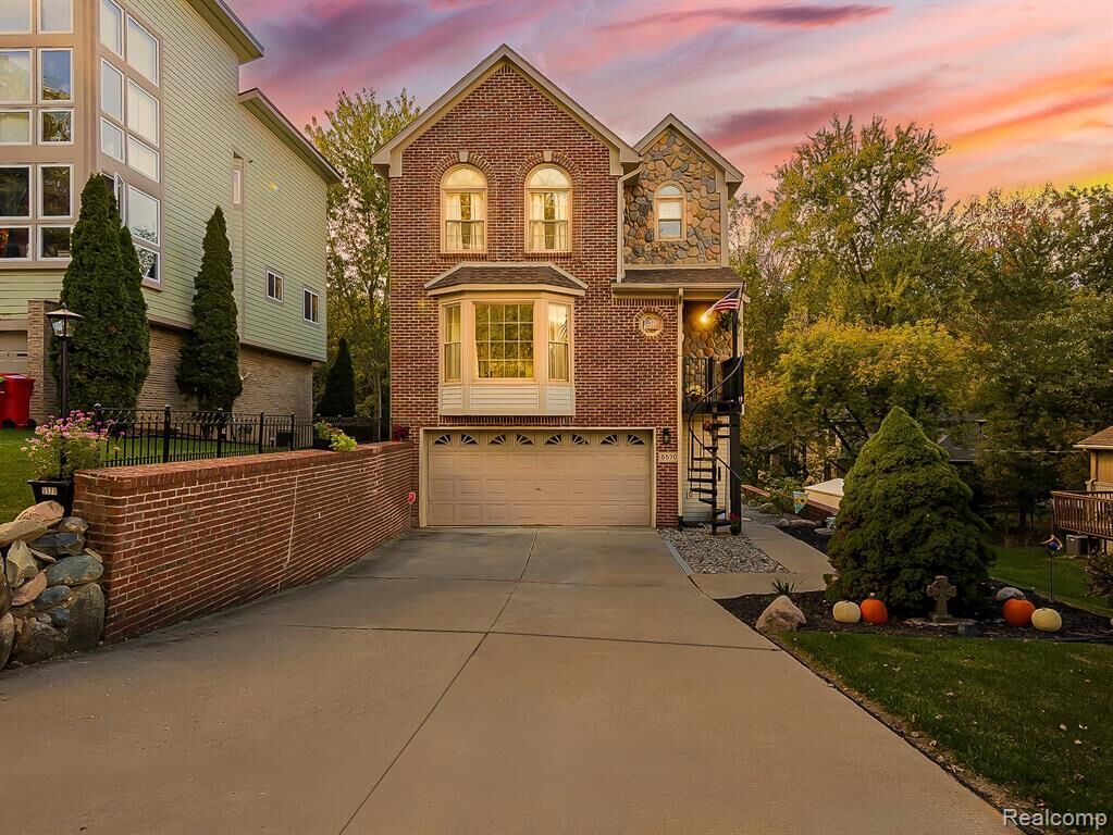 Property Photo:  5570 Wildrose Avenue  MI 48322 1210 