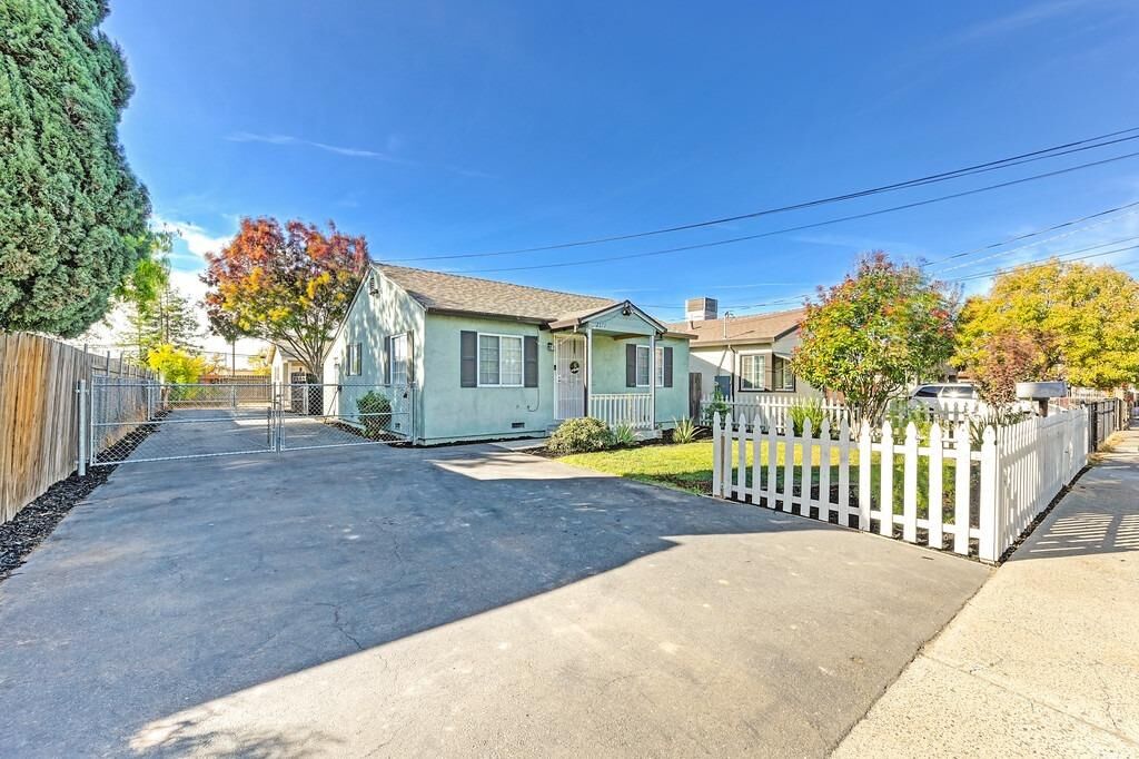 Property Photo:  2569 Erickson Street  CA 95815 