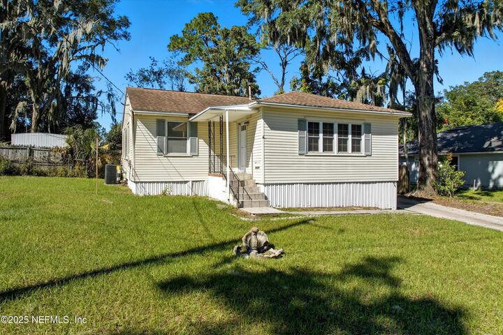 Property Photo: 1546 River Hills Circle W FL 32211