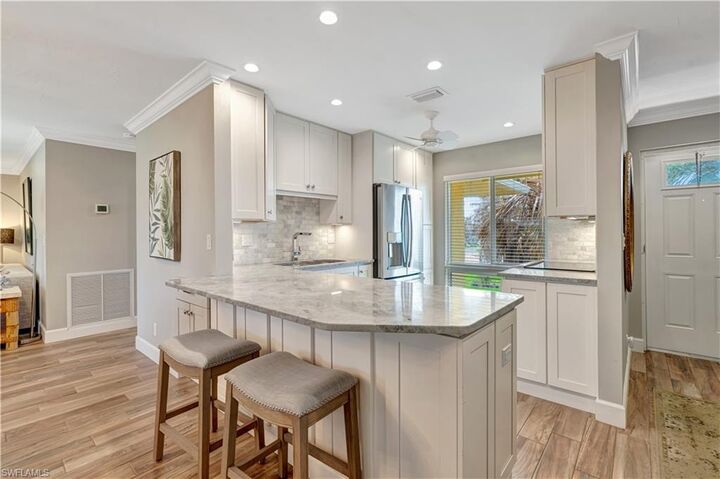 Property Photo: 300 Palm Dr 402 FL 34112