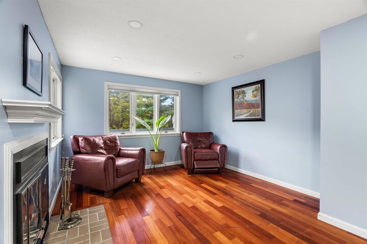 Property Photo: 8 Laurel Court NH 03062