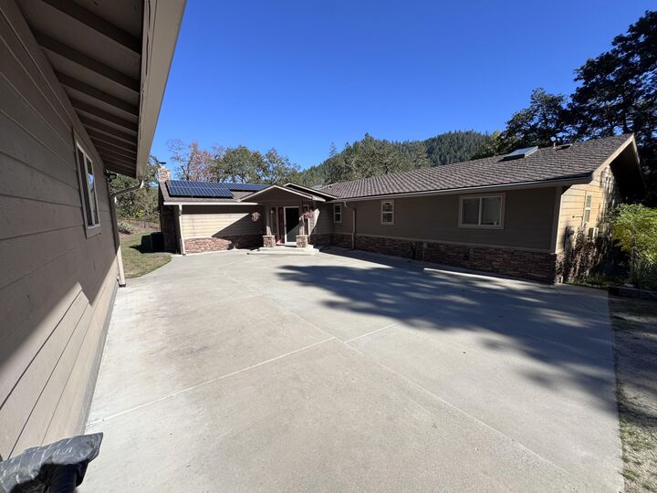 Property Photo: 12330 E Evans Creek Road OR 97537