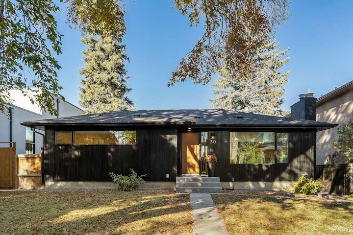 30 Lissington Drive SW  Calgary AB T3E 5E1 photo