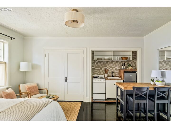 Property Photo:  20 NW 16th Ave 404  OR 97209