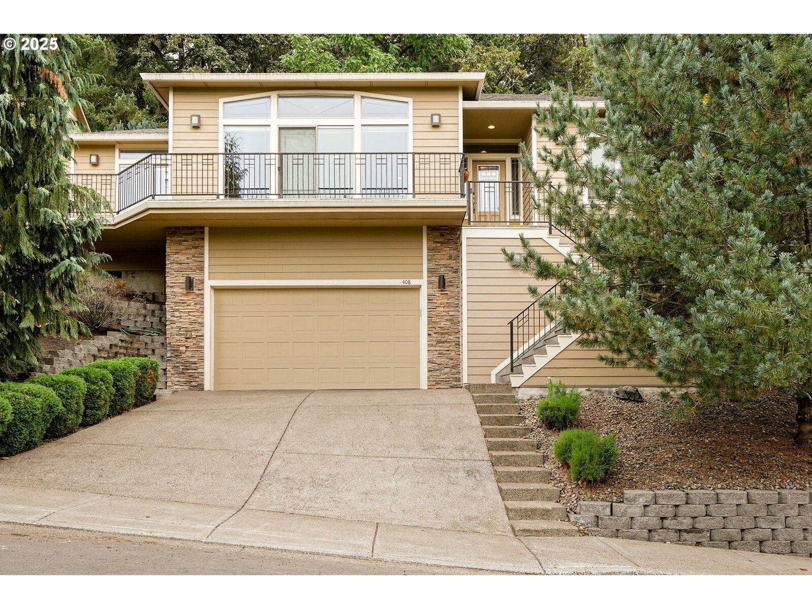 Property Photo: 408 La Cresta Dr OR 97306