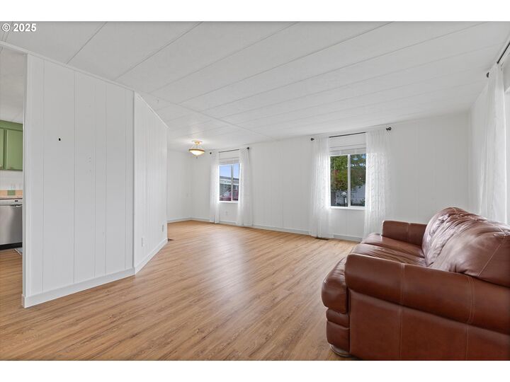 Property Photo: 2902 E 2nd St 18 OR 97132