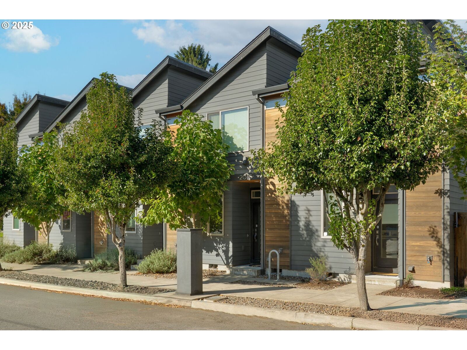 Property Photo:  2013 SE Yamhill St  OR 97214 