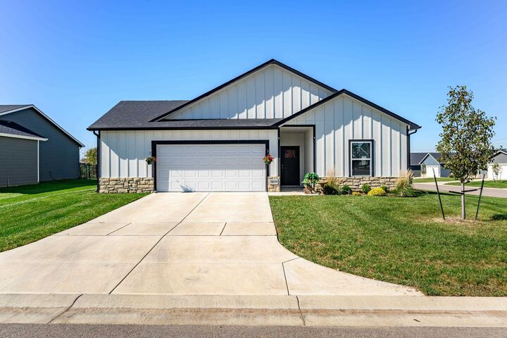 Property Photo: 3039 E Highridge Ct KS 67219-4542