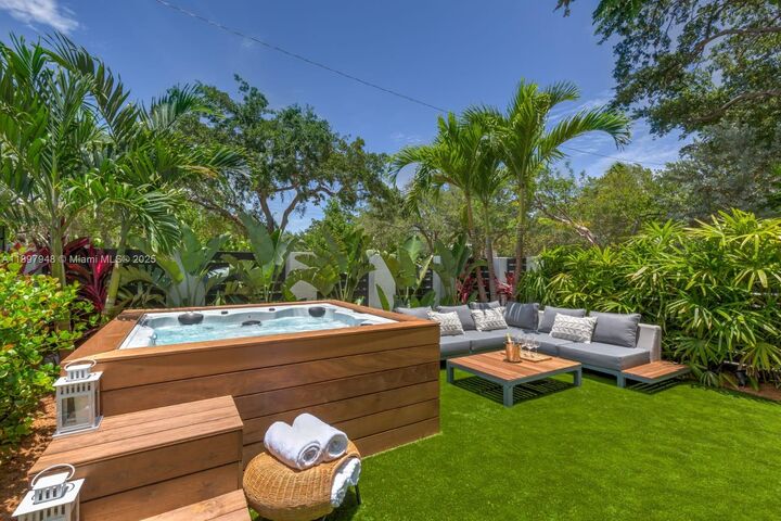 Property Photo:  1516 SE 1st St  FL 33301 