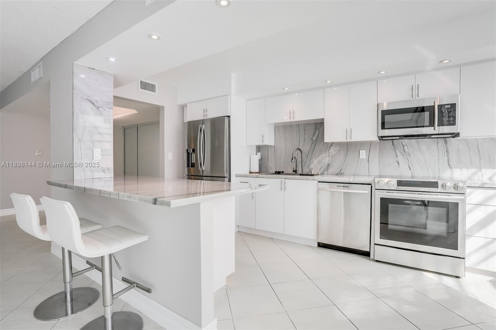 Property Photo: 18071 Biscayne Blvd 1204 FL 33160