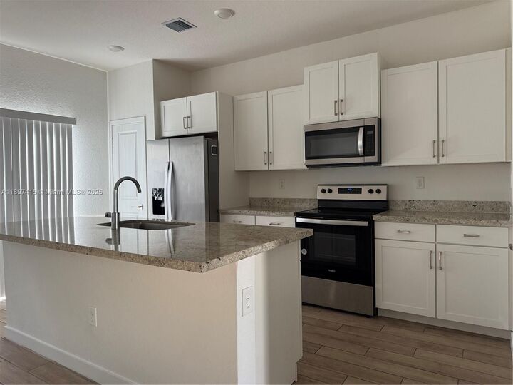 Property Photo: 1672 SE 8th Ave FL 33034