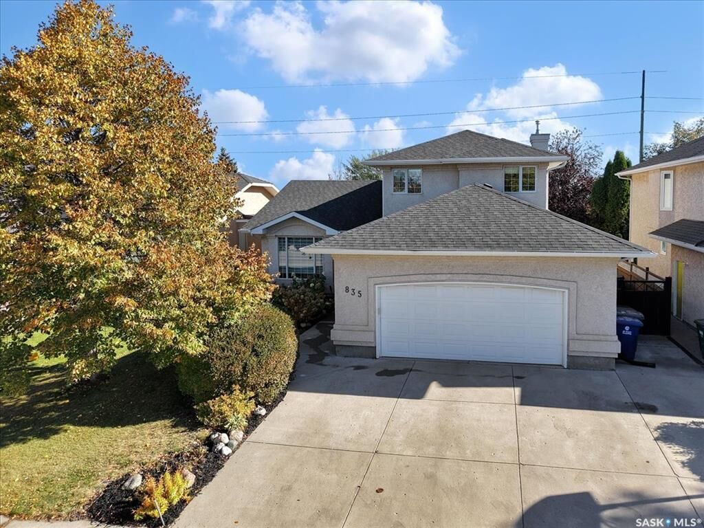 Property Photo: 835 Swan Crescent SK S7J 5C7