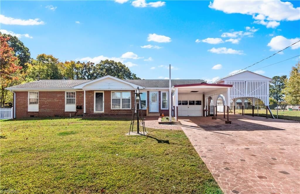 Property Photo: 930 Rock Spring Drive NC 27105
