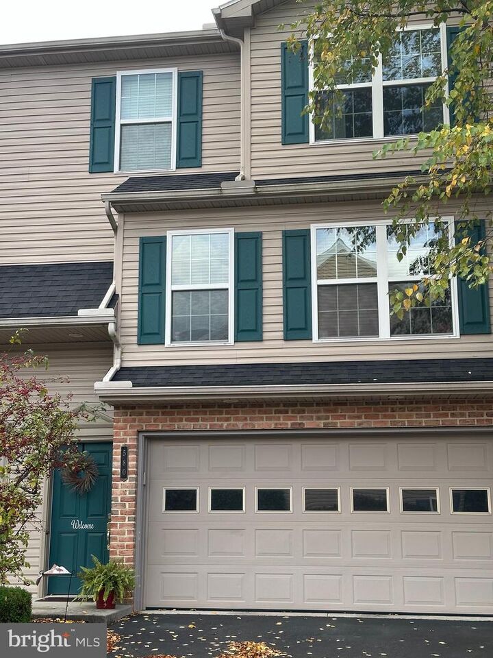 Property Photo: 580 Meadowcroft Circle PA 17055
