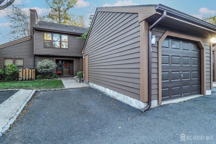 Property Photo:  31 Hickory Hollow Court  NJ 08820
