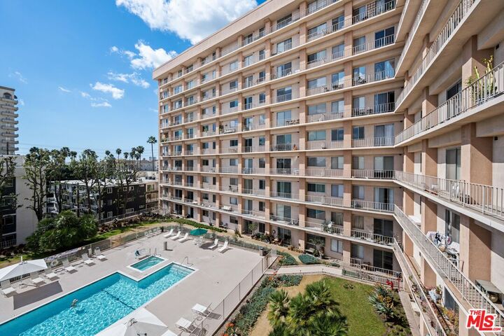 Property Photo:  100 S Doheny Dr  CA 90048