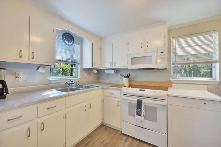 Property Photo: 227 Third Avenue FL 32536
