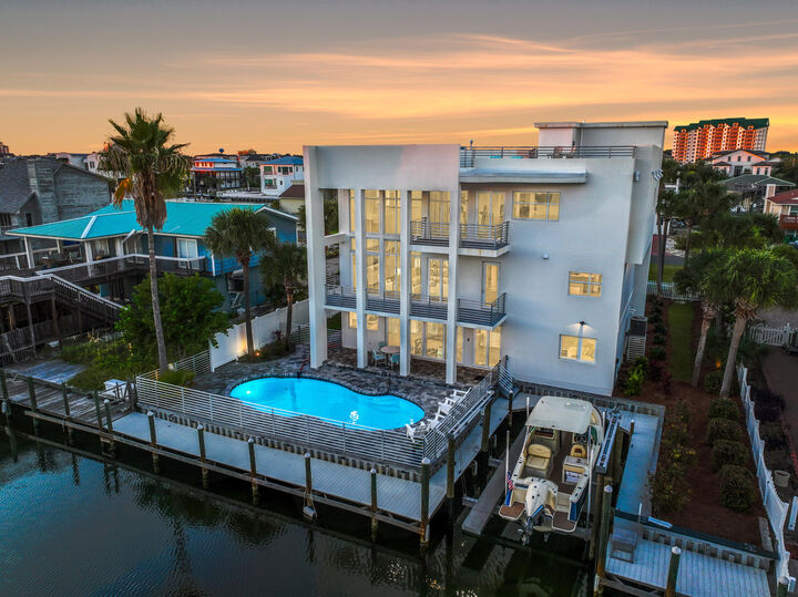 Property Photo: 612 Magnolia Drive FL 32541