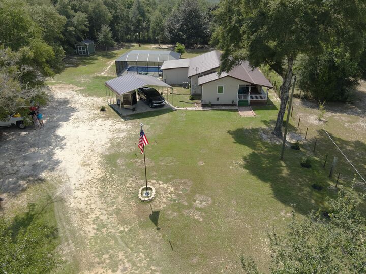 Property Photo: 5655 Jv Woolley Road FL 32539