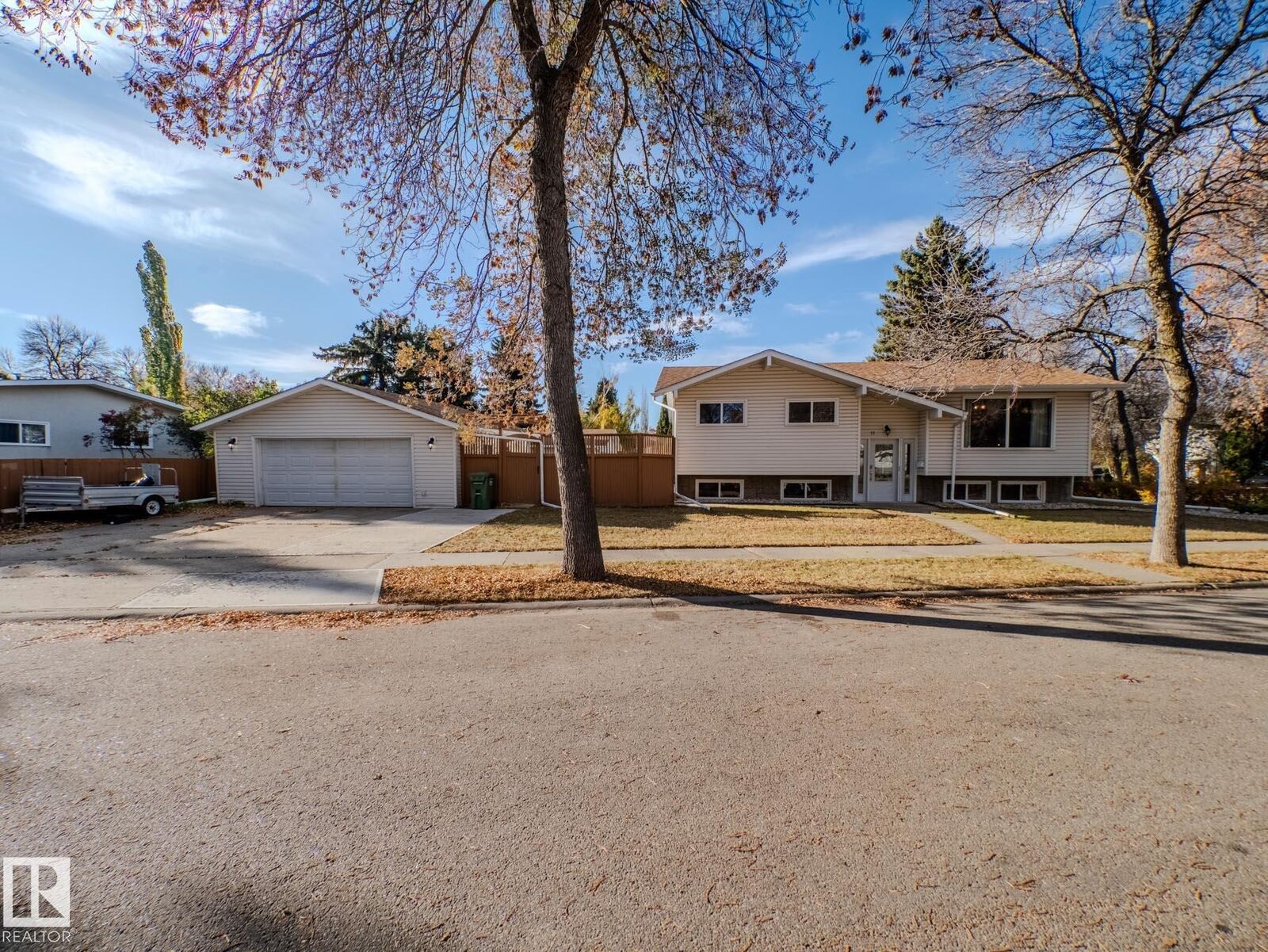 Property Photo: 11 Falcon Crescent AB T8N 1T9