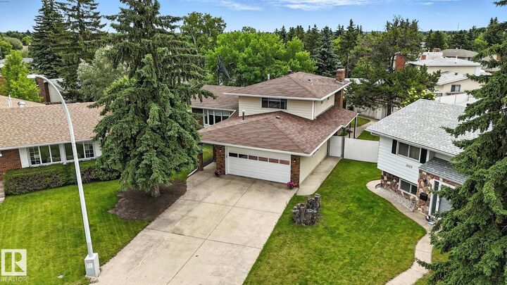 Property Photo: 2011 89 Street NW AB T6K 2A2