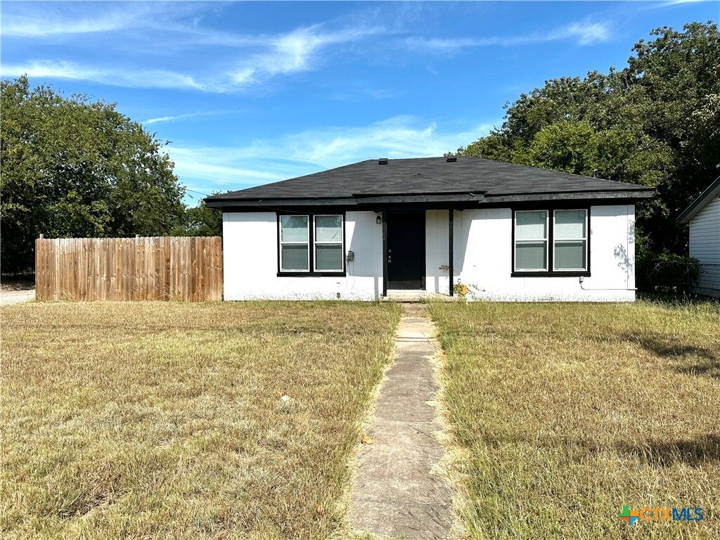 Property Photo: 801 E Avenue G TX 76541