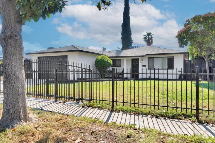 Property Photo: 3097 W Santa Ana Avenue CA 93722