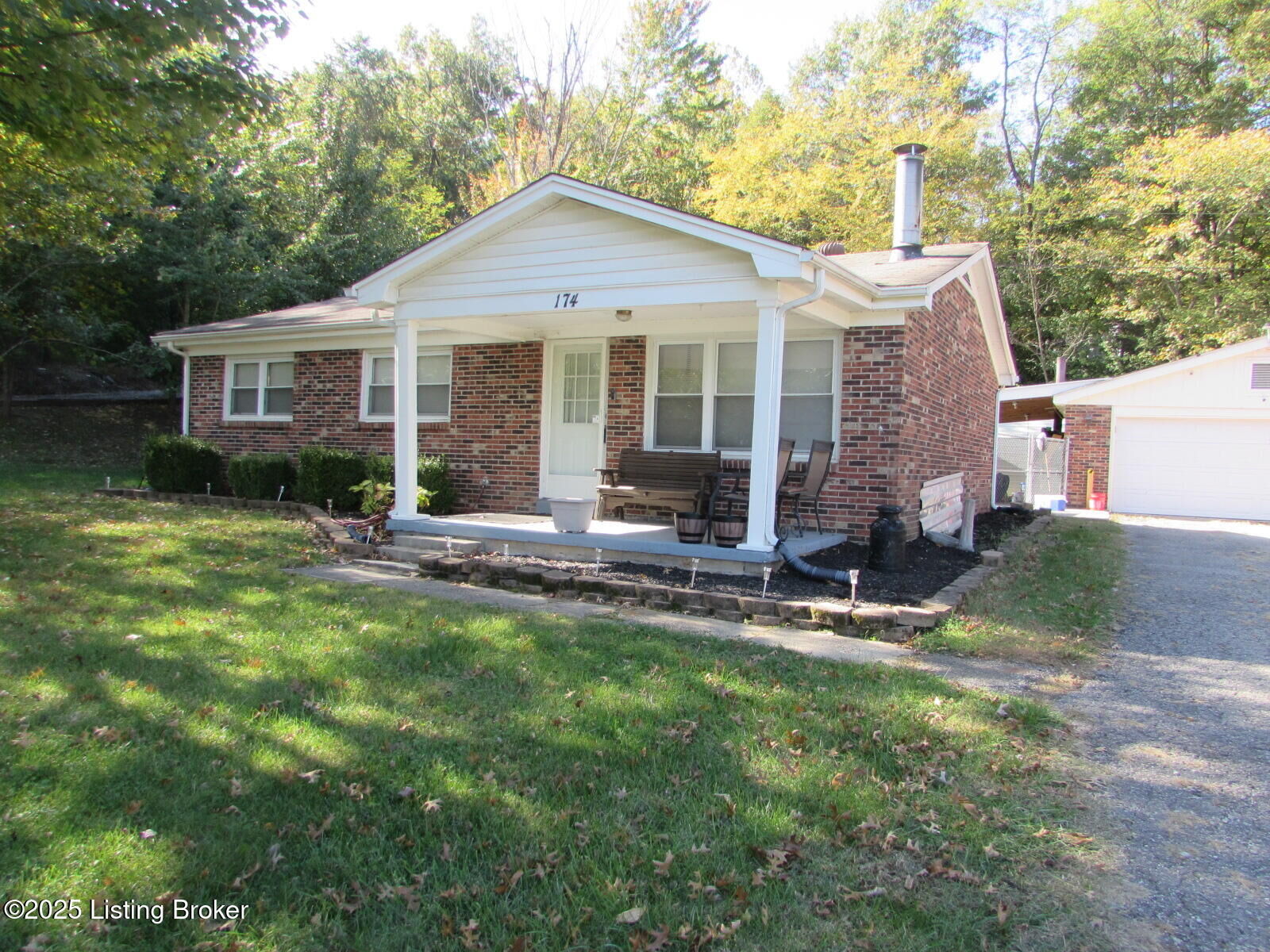 Property Photo:  174 W Joyce Ln  KY 40109