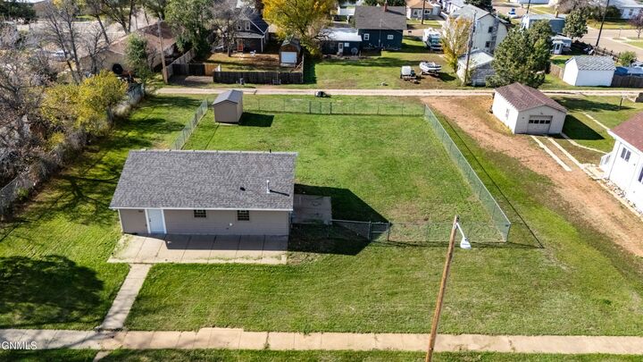 Property Photo: 916 1st Avenue E ND 58647