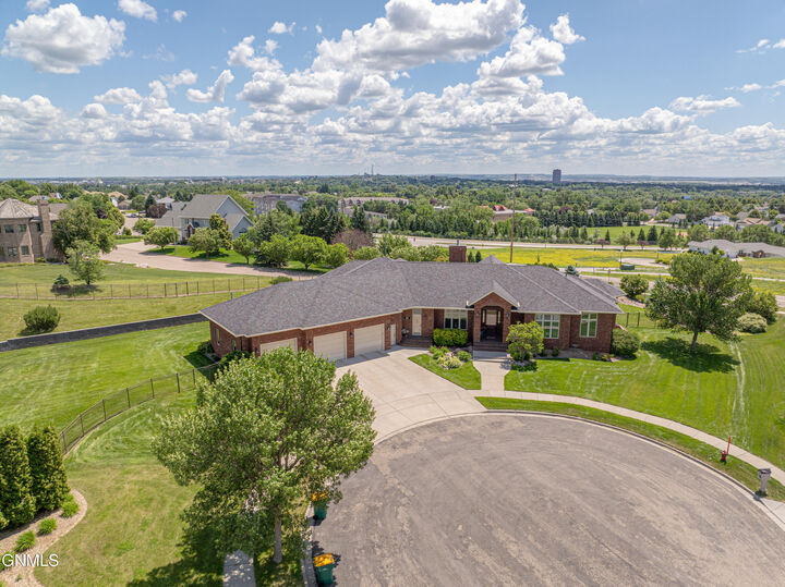 Property Photo: 901 Corvette Circle ND 58503
