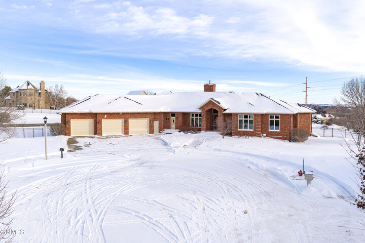 Property Photo:  901 Corvette Circle  ND 58503 
