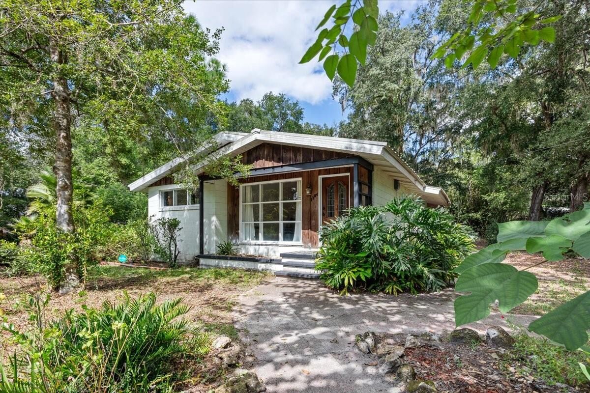 Property Photo: 1124 NW 40th Avenue FL 32609