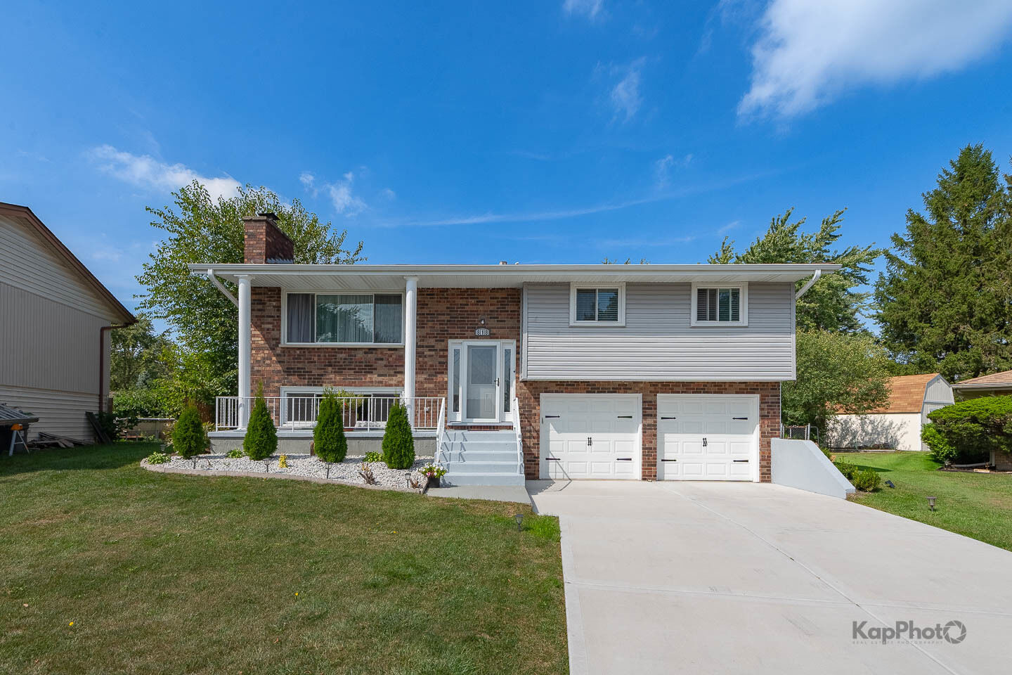 Property Photo:  818 Brentwood Court  IL 60193