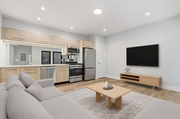 Property Photo:  1924 W Grand Avenue 1R  IL 60622