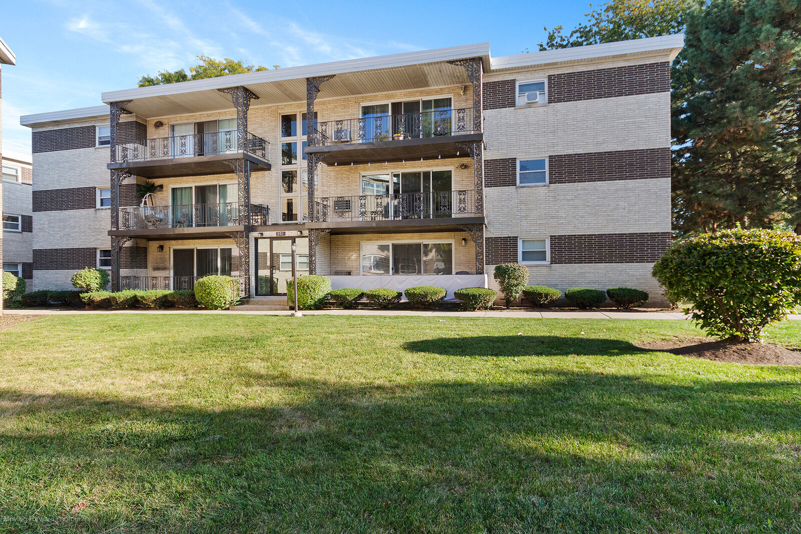 Property Photo:  301 E Plainfield Road 6  IL 60525 