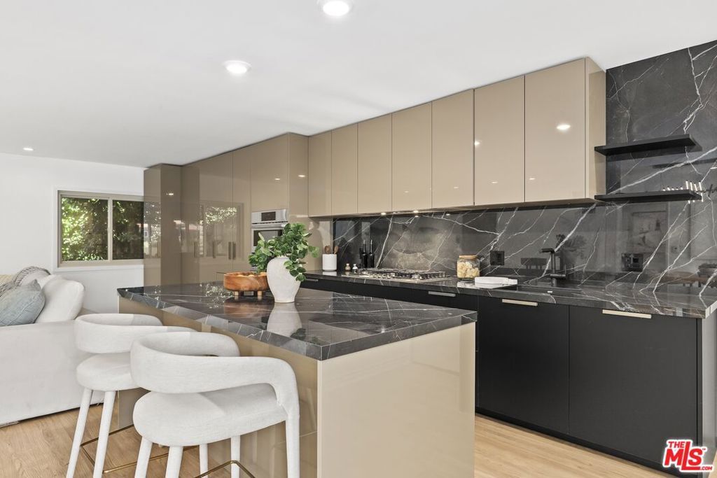 Property Photo: 1233 N Laurel Avenue 109 CA 90046