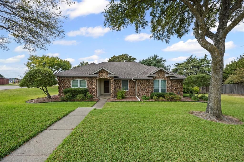 Property Photo: 621 Prestonwood Trail TX 75115