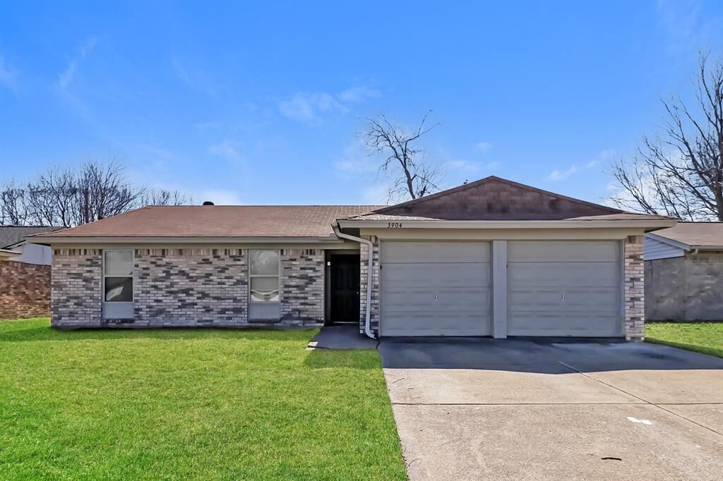 Property Photo: 3904 Royal Crest Drive TX 76140