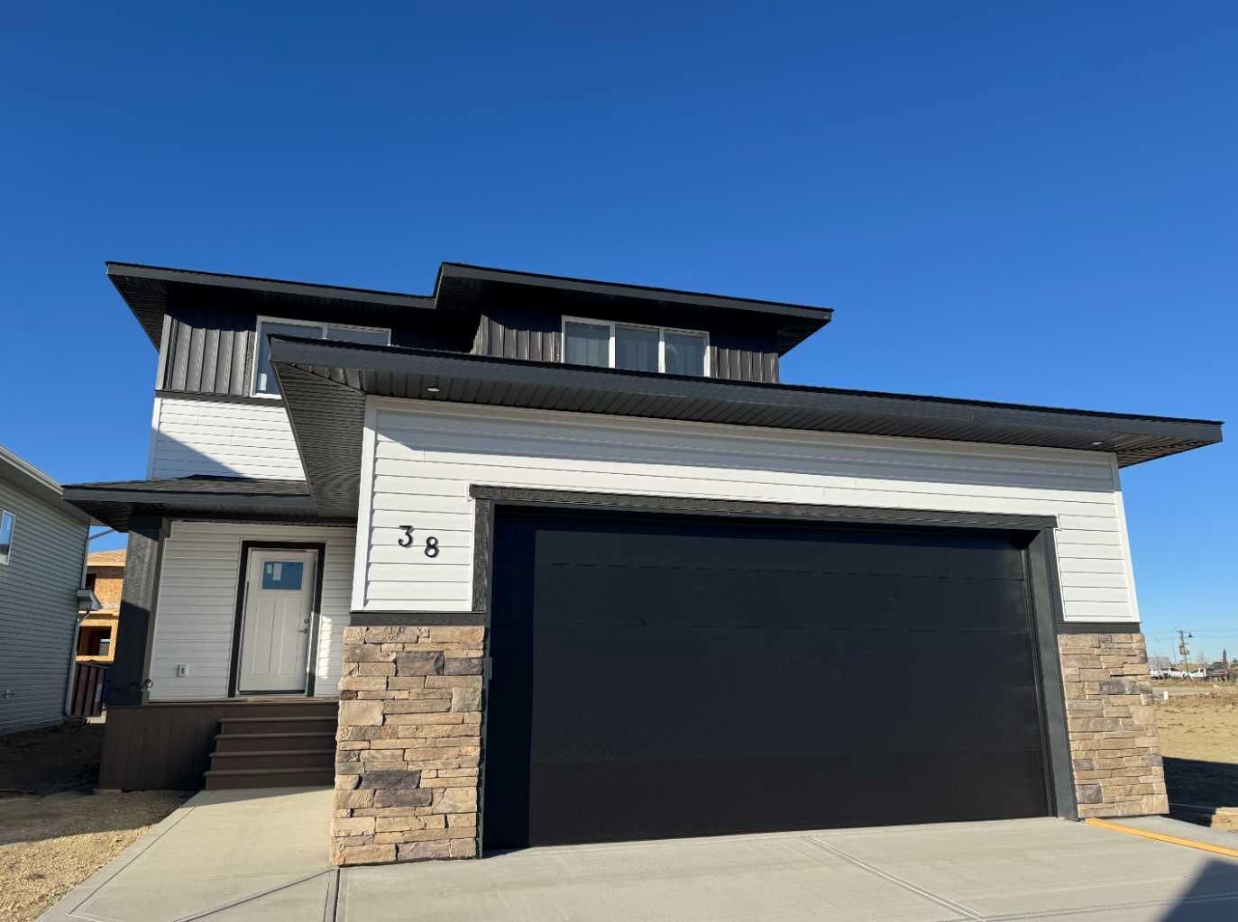 Photo de la propriété:  38 Tagish Avenue  AB T4P 0Y7 