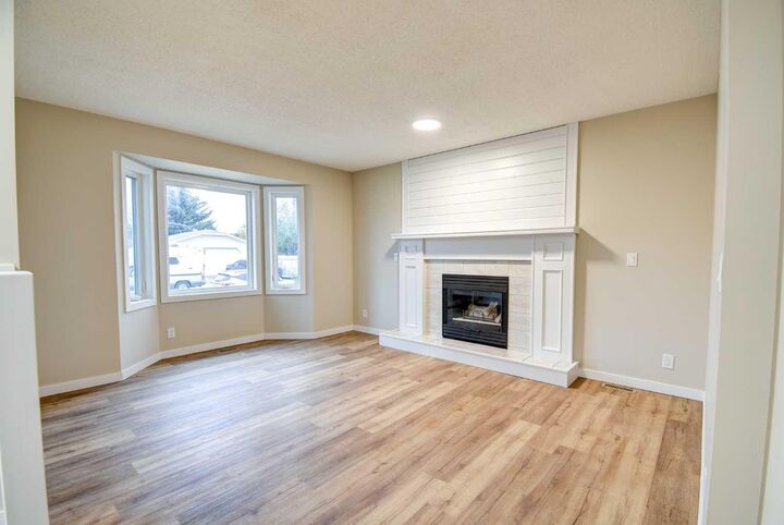 Photo de la propriété: 112 Dixon Crescent AB T4R 2H5