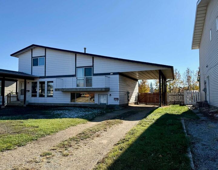 5915 45 Avenue B  Lacombe AB T4L 1T8 photo