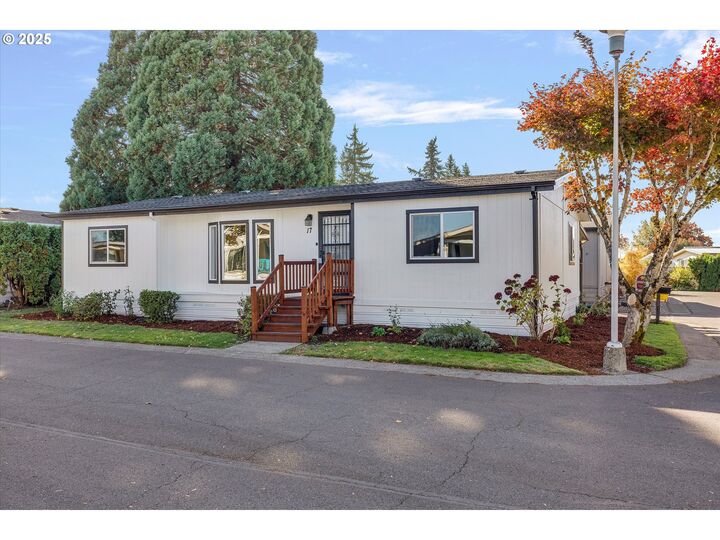 Property Photo:  835 SE 1st Ave 17  OR 97013