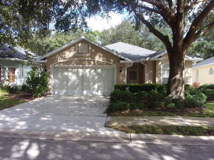 Property Photo: 512 Boxwood Place FL 32086