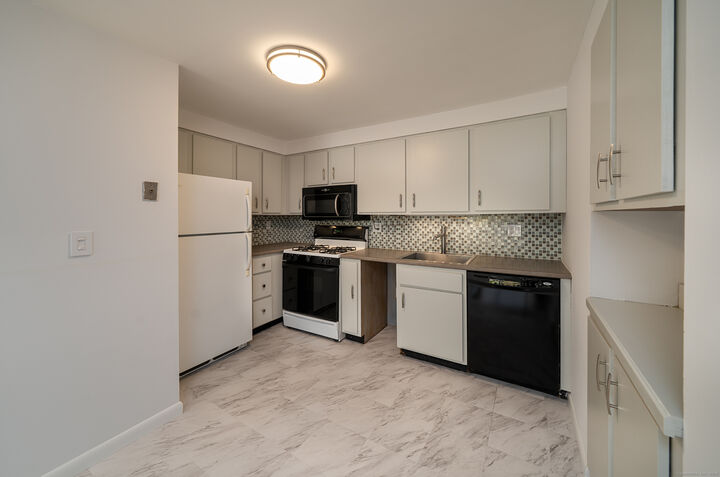 Property Photo: 323 Walden Green Road 323 CT 06405