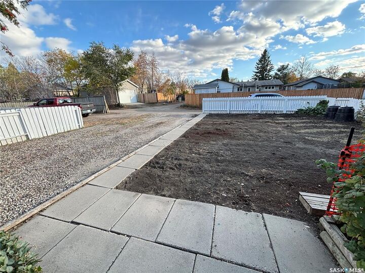 Property Photo:  3213 33rd Street W  SK S7L 4R1