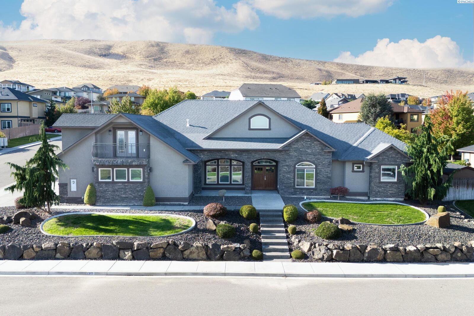 Property Photo:  2303 W 49th Ave  WA 99337 