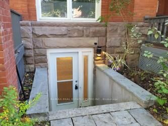 Property Photo:  129 Walmer Road Lower  ON M5R 2X8