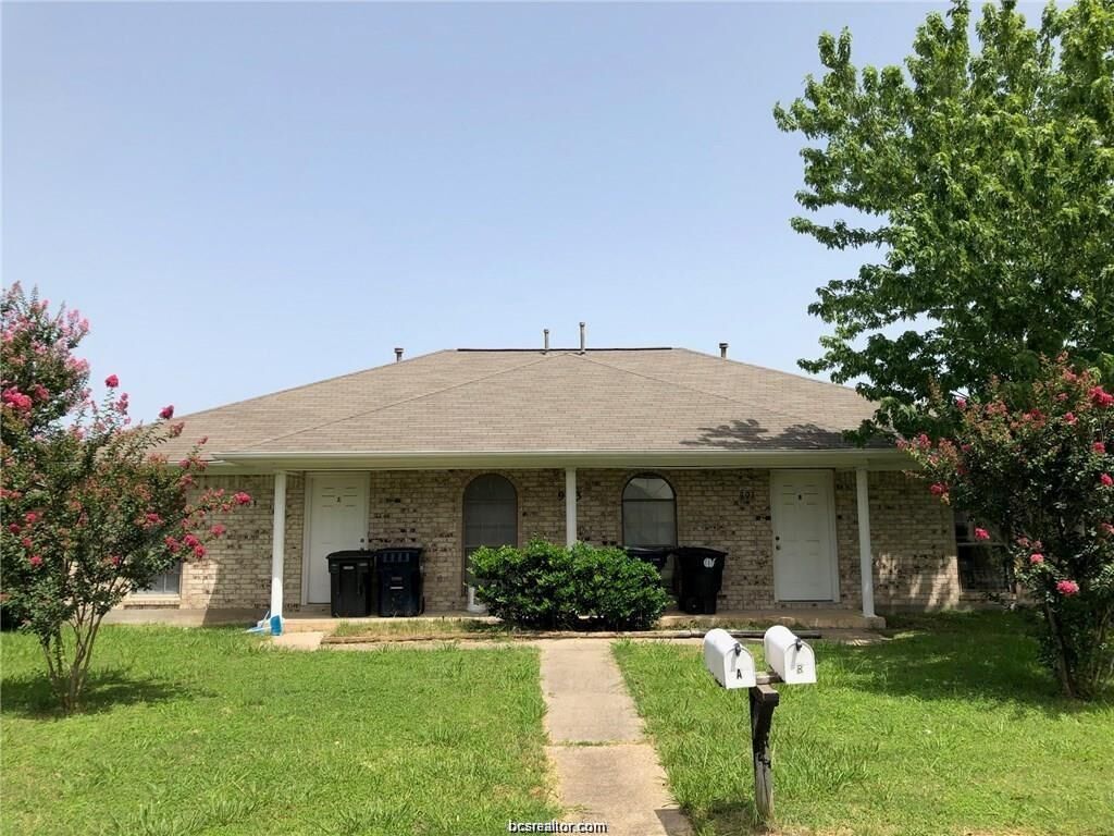 Property Photo: 903 Azalea Court A-B TX 77840